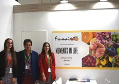 Frumaisoto de Don Benito con su fruta de hueso y cítricos, Manoli Soto e Isabel Soto al lado de Alejandro Soto.